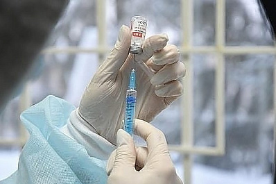 Жителям Рощинского помогли получить QR-код о вакцинации от коронавируса