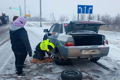 Под Сызранью две женщины на "десятке" застряли на трассе