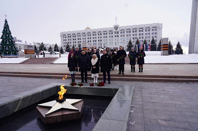  Дмитрий Азаров возложил цветы к Вечному огню в память о героически погибших 40 дней назад в Макеевке земляках