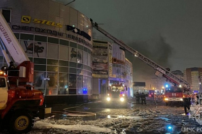 Погиб пожарный, который тушил горящий торговый центр в Барнауле