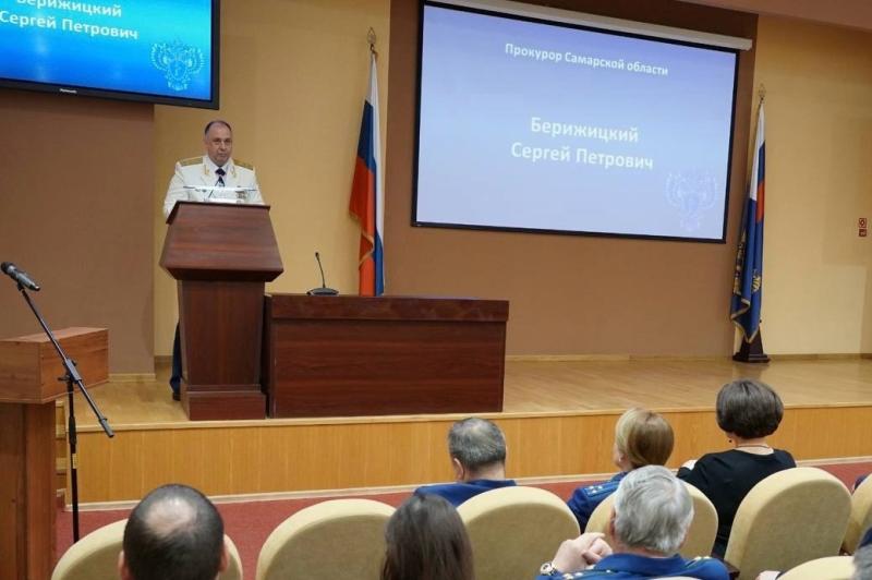 Дмитрий Азаров поздравил сотрудников прокуратуры с профессиональным праздником