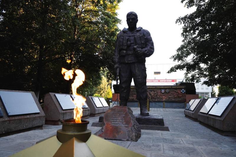 Самарский губернатор передал дроны на передовую и наградил бойцов спецназа