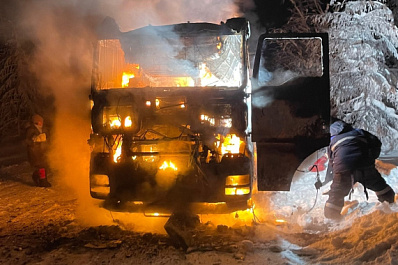 Чуть не взорвались: знаменитые тревел-блогеры из Самары потушили полыхающий бензовоз и спасли водителя в Якутии