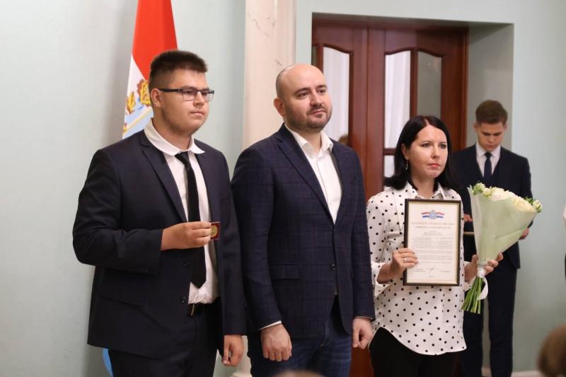 Вячеслав Федорищев вручил медали отличникам