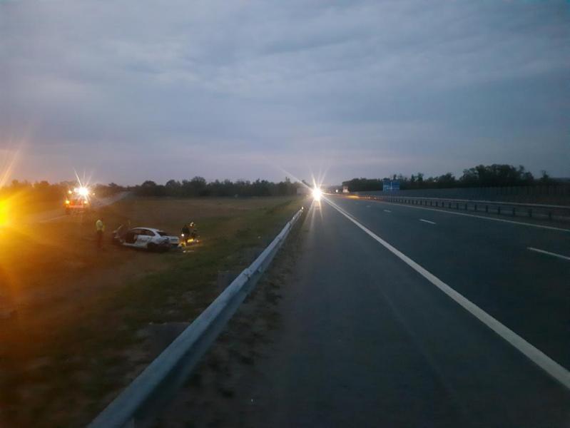 В Самарской области иномарка снесла дорожный знак и перевернулась