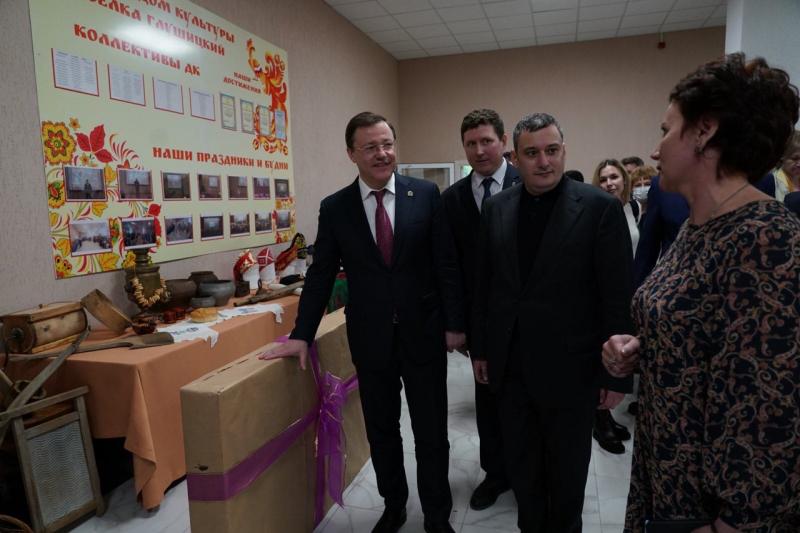 Новый Дом культуры: Дмитрий Азаров пообщался с коллективом и посетителями ДК в Большечерниговском районе