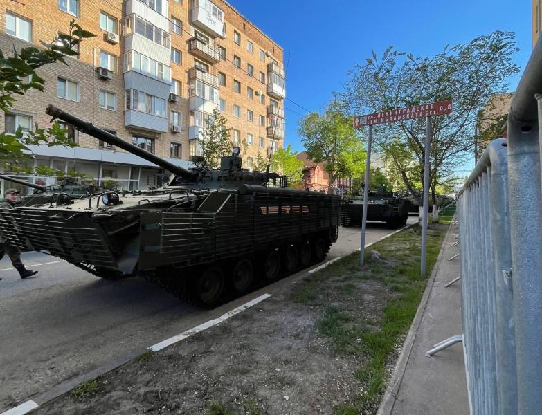 Утром 7 мая в Самаре десятки полицейских оцепили площадь Куйбышева