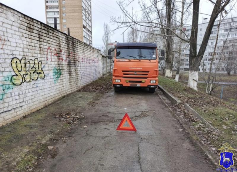 В Кировском районе Самары 2 человека пострадали при столкновении "Ниссана" и "Весты"