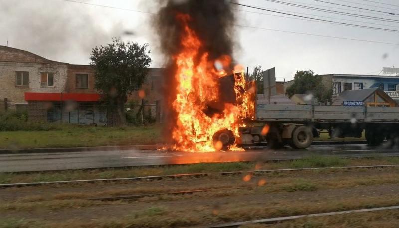 Кабина полыхает, дым клубится: в Самаре на Заводском шоссе загорелся грузовик