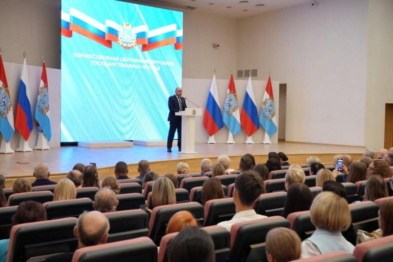 Губернатор Вячеслав Федорищев вручил почетные награды жителям Самарской области