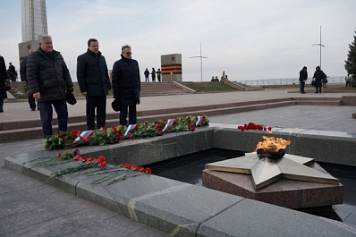 В День Героев Отечества Дмитрий Азаров возложил цветы к Вечному огню