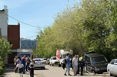 В Самаре 12 мая асфальт провалился под иномаркой