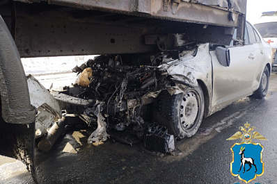 В Самарской области на трассе Skoda на скорости заехала под фуру