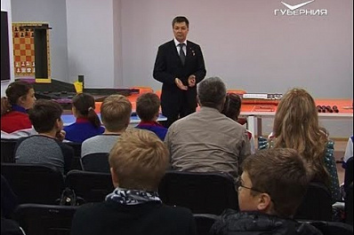 Олег Кононенко устроил "космическое селфи" с детьми в Самаре