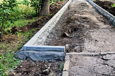 В селе Камышла обновляют пешеходную зону на улице Победы