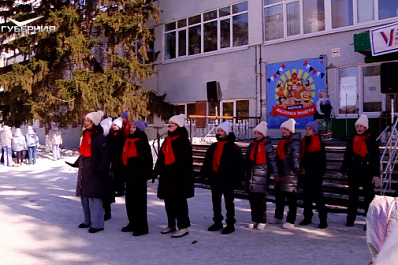 В Тольятти у избирательных участков творческие коллективы исполняют народные песни