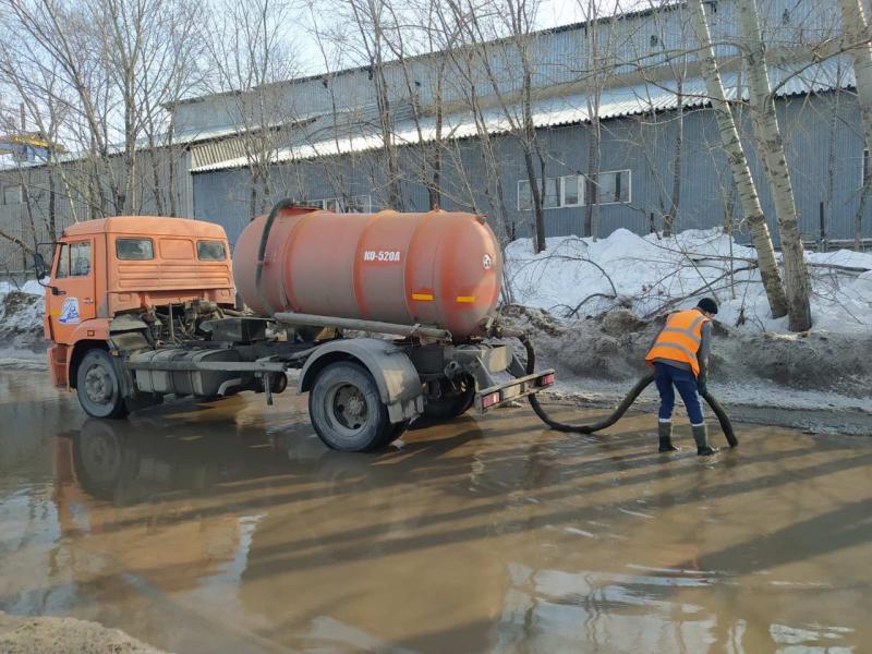 В Самаре спецтехника откачивает воду с дорог, где нет ливневок