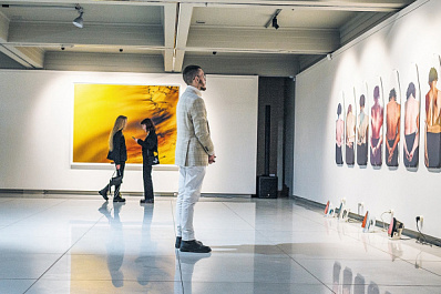 В галерее "Виктория" работают две новые выставки