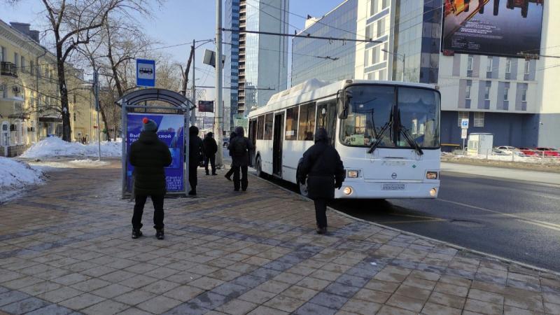 Опрос: больше половины россиян добираются до работы на общественном транспорте