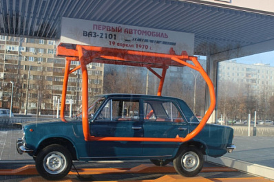 Памятник легендарной "копейке" открыли в Тольятти