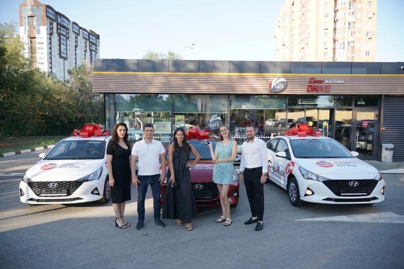 Клиентам сети АЗС "Роза Мира" вручили три новые машины