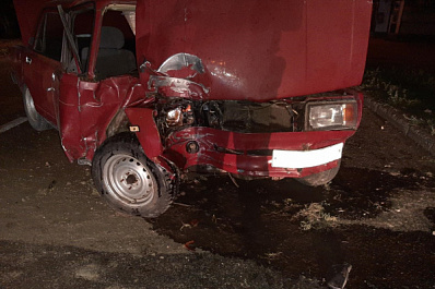 В Самаре 20-летний водитель без прав врезался на "пятерке" в столб