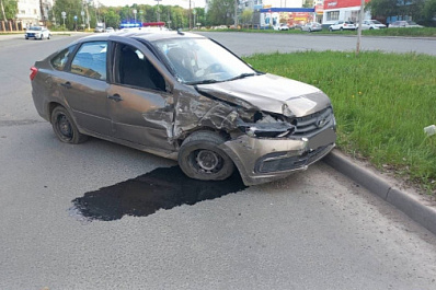 Пьяный водитель "Гранты" протаранил столб с дорожным знаком в Тольятти