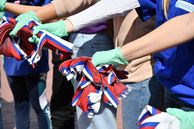 Жителям Самарской области раздают трехцветные ленты