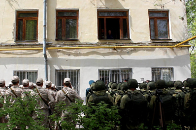 Парад Победы под окнами: в Самаре военные устроили праздник для ветеранов