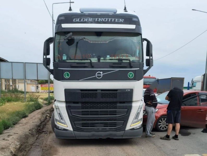 В Самарской области на трассе столкнулись фура, "Газель" и две иномарки