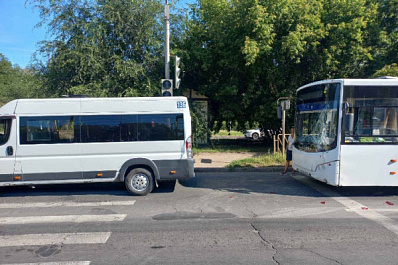 В Тольятти в час пик автобус "догнал" маршрутку, есть пострадавшие