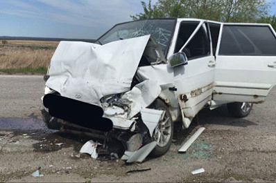 В Самарской области 12 мая на трассе столкнулись "четырнадцатая" и Kia Ceed