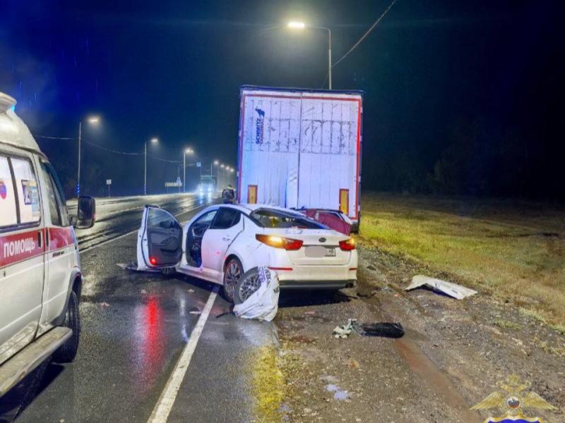 В Самарской области Kia Optima врезалась в припаркованный КамАЗ 13 октября