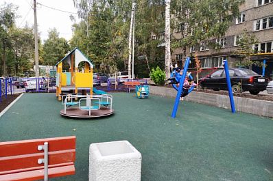 Детские площадки и парковочные места: в Самаре на Мичурина обновили двор