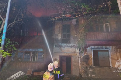 В Самаре 45 человек потушили заброшенный дом на улице Свободы