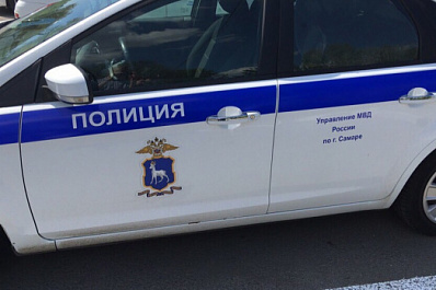 На выезде из Сызрани фура снесла столб и оказалась в кювете