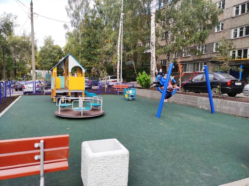 Детские площадки и парковочные места: в Самаре на Мичурина обновили двор