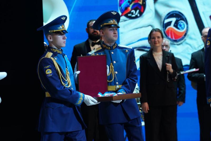 Вячеслав Федорищев вручил знак "Почетный гражданин Самарской области" Олегу Кононенко