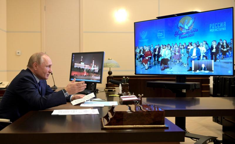Владимир Путин обсудил с учителями угрозы интернета для детей