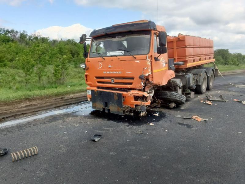 Утром 2 июня на трассе "Обход Самары" лоб в лоб столкнулись КамАЗ и легковушка