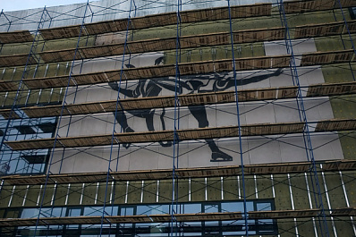 Фасад нового Дворца спорта в Самаре украсили панно с фигуристами