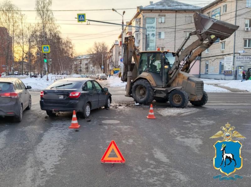В Тольятти экскаватор проехал на красный и врезался в "Гранту"