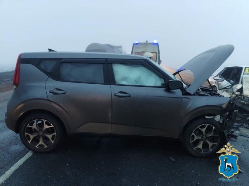 В Самарской области в аварии с двумя легковушками на трассе пострадали два человека