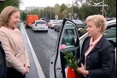 Цветы и подарки вручили инспекторы ГИБДД девушкам за рулем