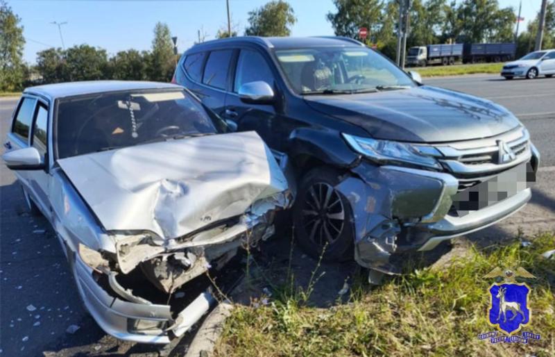 В Самарской области LADA Kalina на автомагистрали врезалась в "отбойник"