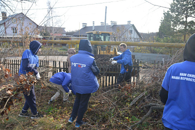 Волонтеры привели в порядок захоронения героев труда в поселке Волжский