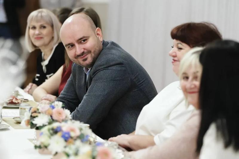 В Самаре губернатор Вячеслав Федорищев встретился с многодетными и приемными матерями