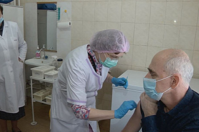 Жителей области 60+ начали прививать препаратом “ГамКовидВак”