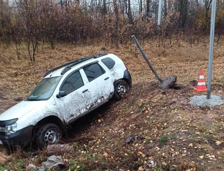Утром 14 октября на трассе Самара – Бугуруслан Renault Duster вылетел в кювет