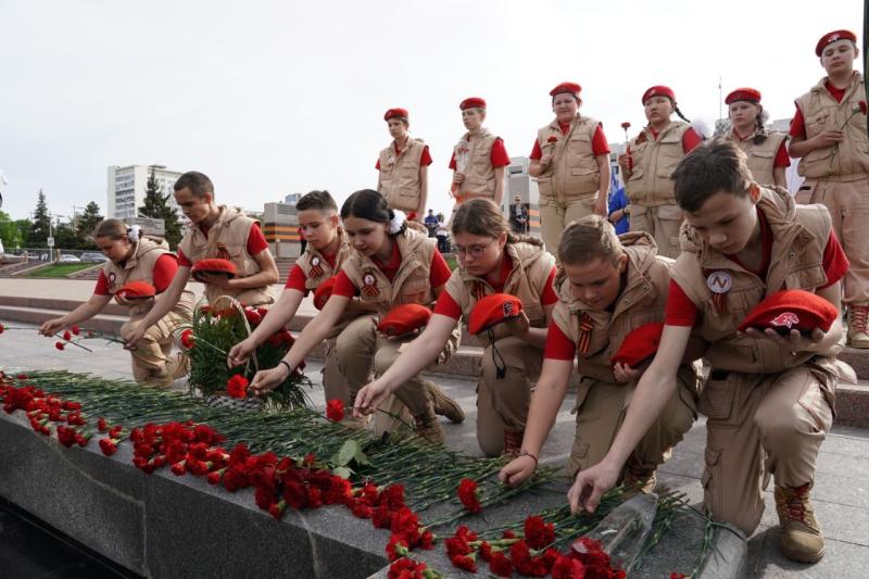 На площади Славы состоялась передача частицы Вечного огня, которая отправится в районы области